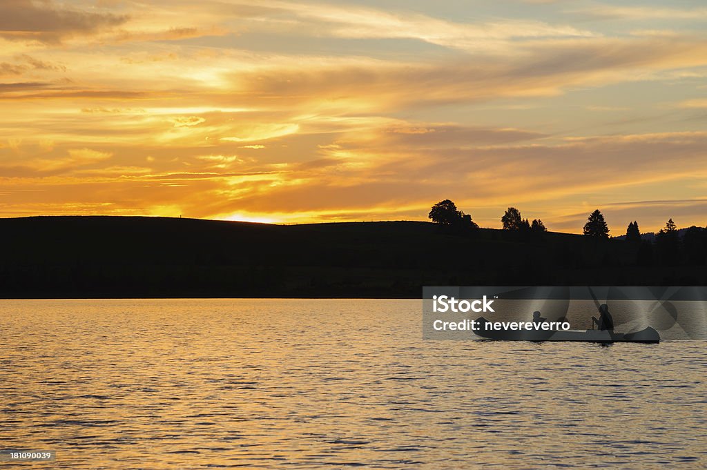 Silhouette von zwei Personen beim Kajakfahren - Lizenzfrei Abenddämmerung Stock-Foto