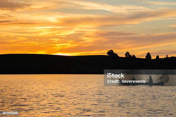 Silhouette Von Zwei Personen Beim Kajakfahren Stockfoto und mehr Bilder von Abenddämmerung - Abenddämmerung, Aktiver Lebensstil, Aktivitäten und Sport