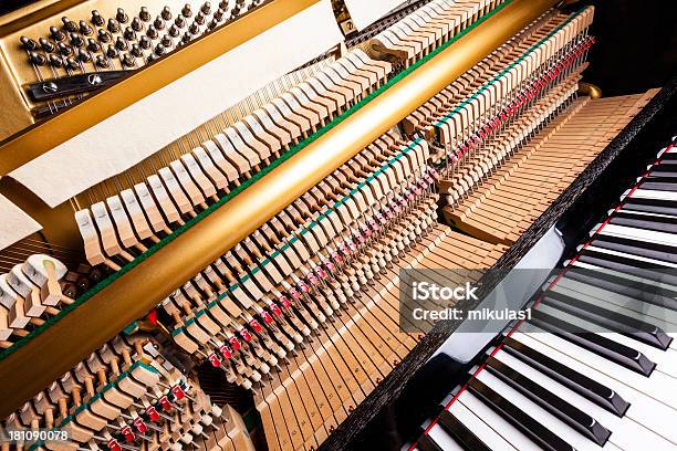 Foto de Teclas De Piano E Machados e mais fotos de stock de Clássico - Clássico, Cor Preta, Corda de aço