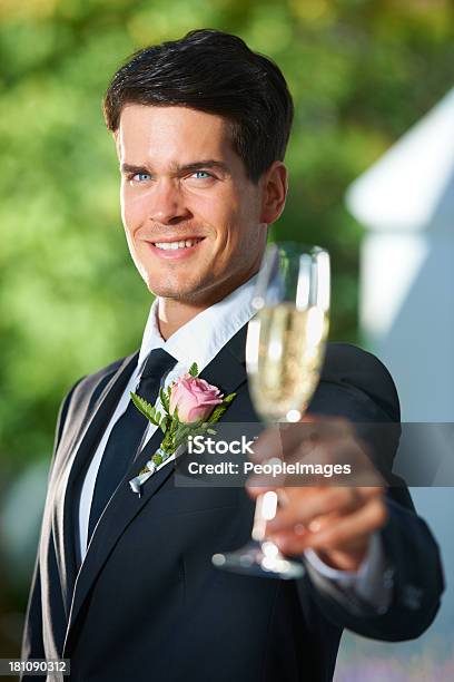 Bräutigam Toast Stockfoto und mehr Bilder von Alkoholisches Getränk - Alkoholisches Getränk, Anzug, Beistand des Bräutigams