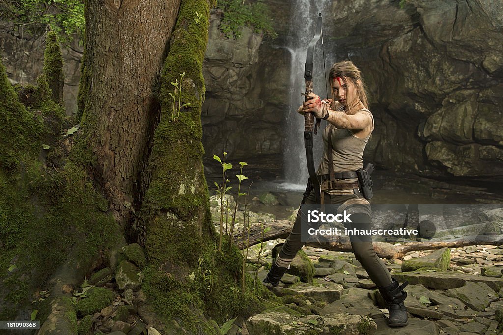 Héroïne de femmes dans la Jungle de la chasse avec un arc et flèche - Photo de Aventure libre de droits