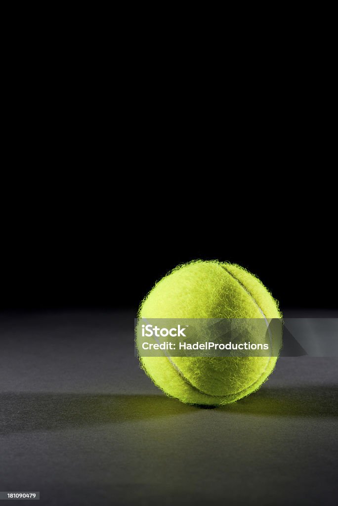 濃い色の背景にテニスボール - テニ�スボールのロイヤリティフリーストックフォト