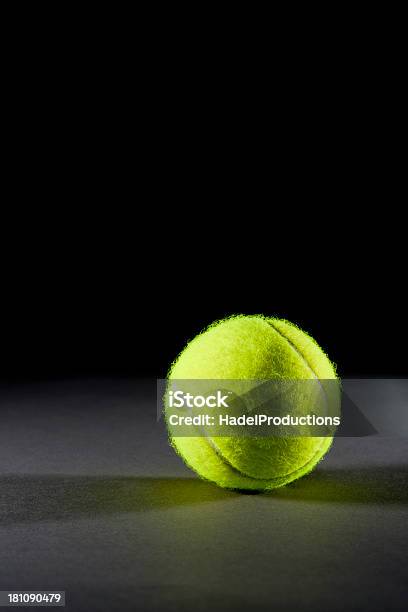 濃い色の背景にテニスボール - テニスボールのストックフォトや画像を多数ご用意 - テニスボール, 黒背景, ふわふわ