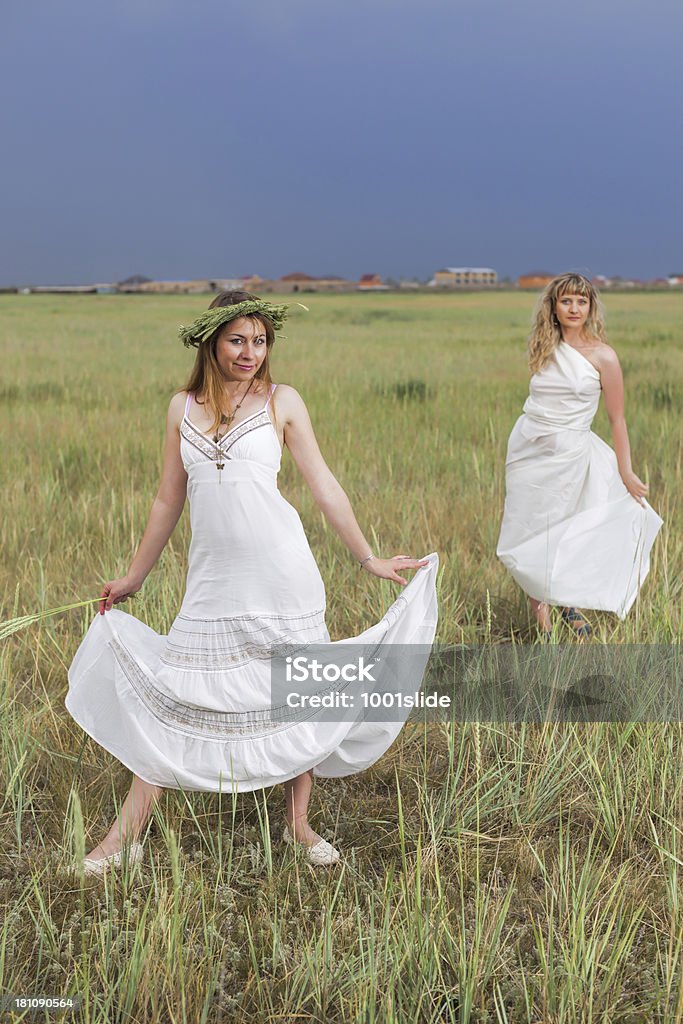 Attend la pluie: De ciel sombre - Photo de Adulte libre de droits