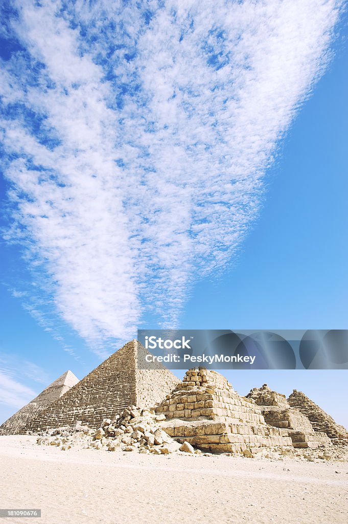 ドラマチックな上空素晴らしい砂漠のピラミッド群とエジプトの - まぶしいのロイヤリティフリーストックフォト