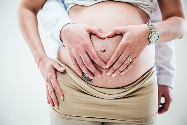 embarazo mujer hombre y su creciente de vientre - human pregnancy flash fotografías e imágenes de stock