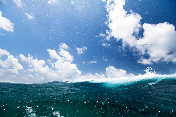 turquoise onde coloré sous un ciel nuageux - power tide ripple reef photos et images de collection
