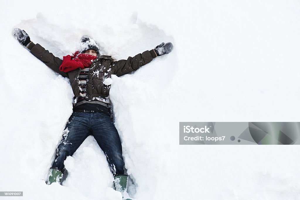Jeune homme et la neige - Photo de Ange des neiges libre de droits