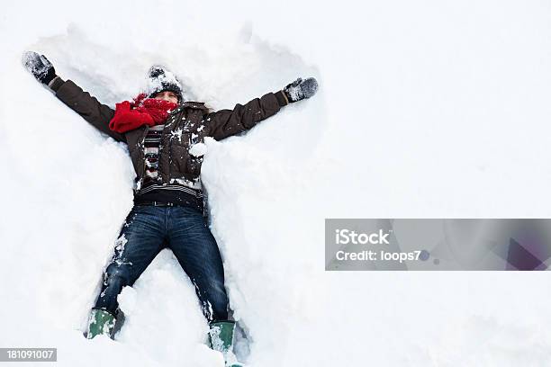 Photo libre de droit de Jeune Homme Et La Neige banque d'images et plus d'images libres de droit de Ange des neiges - Ange des neiges, Humour, Activité de loisirs