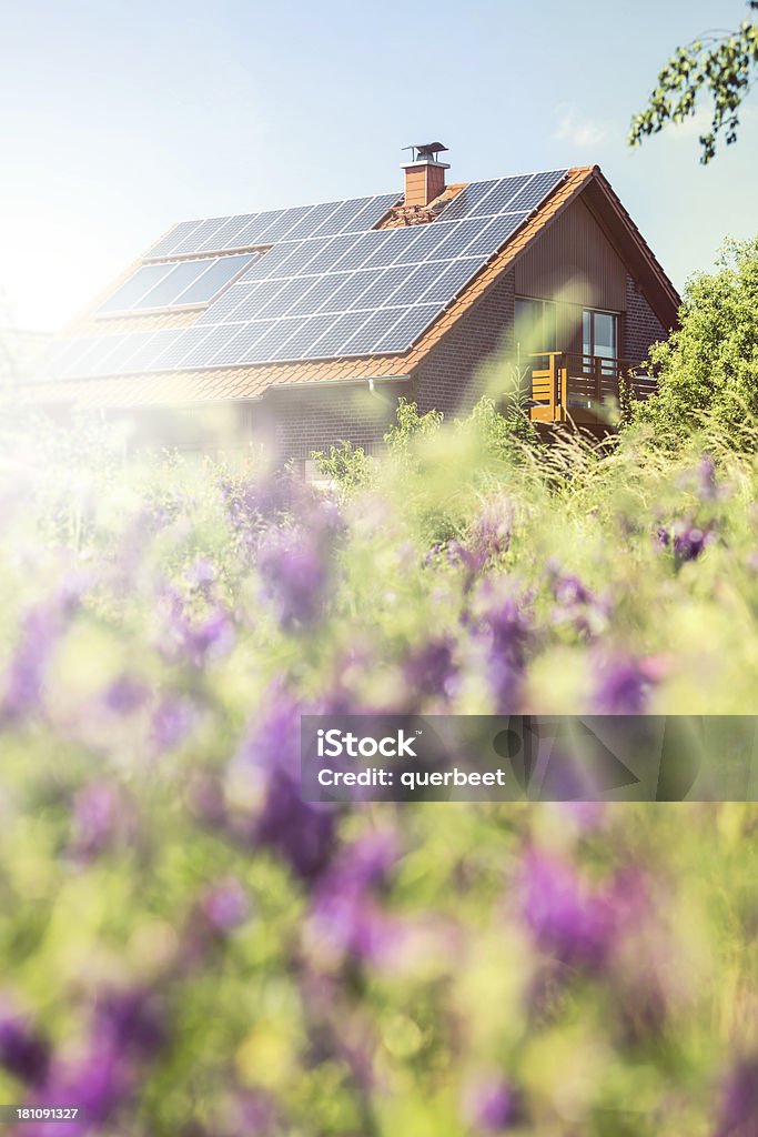 Haus mit Solarzellen - Lizenzfrei Sonnenkollektor Stock-Foto