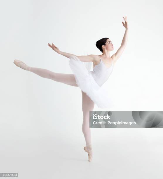 Perfekte Arabesque Stockfoto und mehr Bilder von Spitzentanz - Spitzentanz, Porträt, Balletttänzer