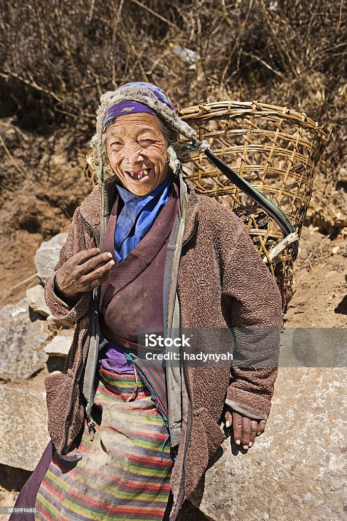 Mujer cesta de transporte - Foto de stock de Adulto libre de derechos