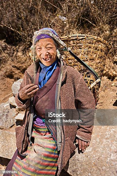 Mujer Cesta De Transporte Foto de stock y más banco de imágenes de Adulto - Adulto, Aire libre, Aislado