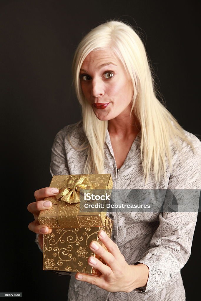 Mujer con regalo sorpresa - Foto de stock de Abrir libre de derechos