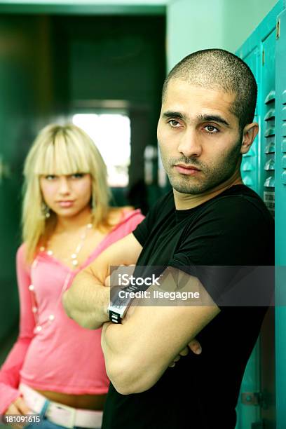 Homem E Mulher No Corredor Da Escola - Fotografias de stock e mais imagens de 16-17 Anos - 16-17 Anos, Adolescente, Armário com Fechadura