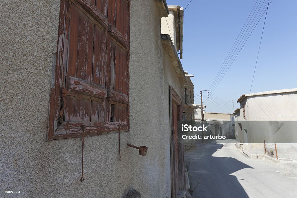 Céu azul de verão ensolarado village street edifício Chipre - Foto de stock de Azul royalty-free