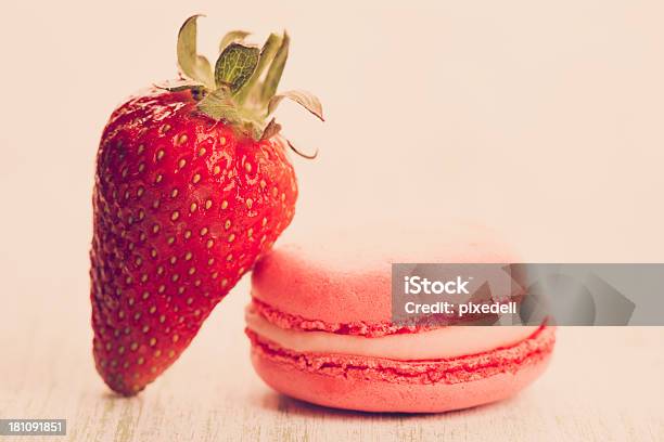 Strawberry Macaroons - zdjęcia stockowe i więcej obrazów Bez ludzi - Bez ludzi, Bliskie zbliżenie, Ciasteczko