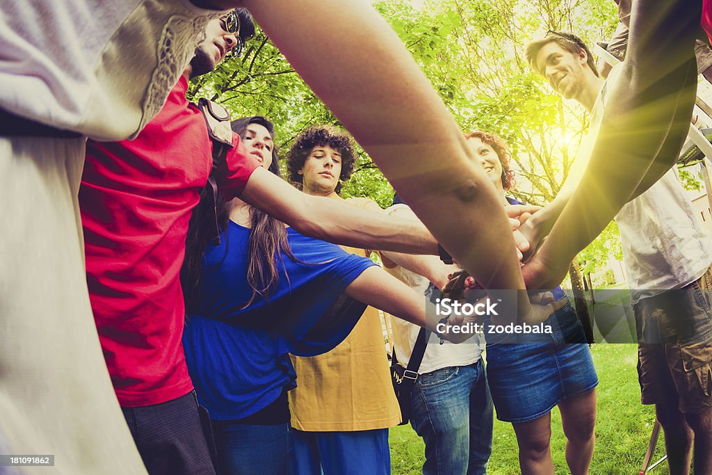 Jeunes mains avec cheminée - Photo de Accord - Concepts libre de droits