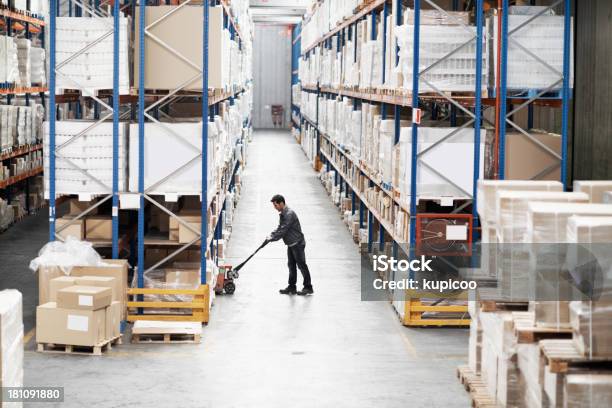 La Prossima Spedizione - Fotografie stock e altre immagini di Carrello per pallet - Carrello per pallet, Deposito, Adulto