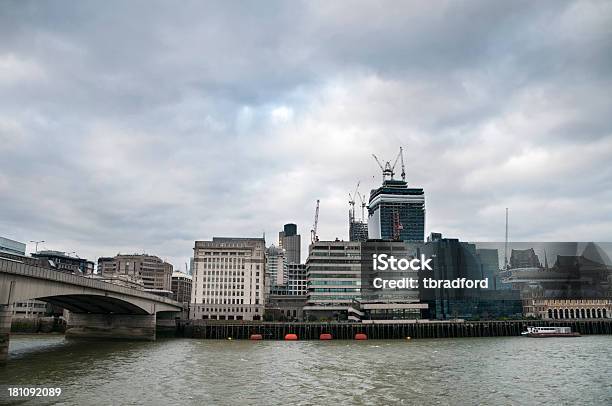 Vista De Londres Desde El Río Támesis Frente A Foto de stock y más banco de imágenes de Aire libre - Aire libre, Alto - Descripción física, Arquitectura
