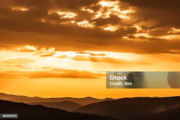 Wschód Słońca Nad Toskania Włochy - zdjęcia stockowe i więcej obrazów Bez ludzi - Bez ludzi, Chmura, Czerwony