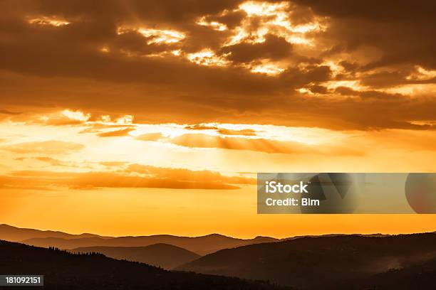 Nascer Do Sol Ao Longo De Toscana Itália - Fotografias de stock e mais imagens de Aldeia - Aldeia, Anoitecer, Ao Ar Livre