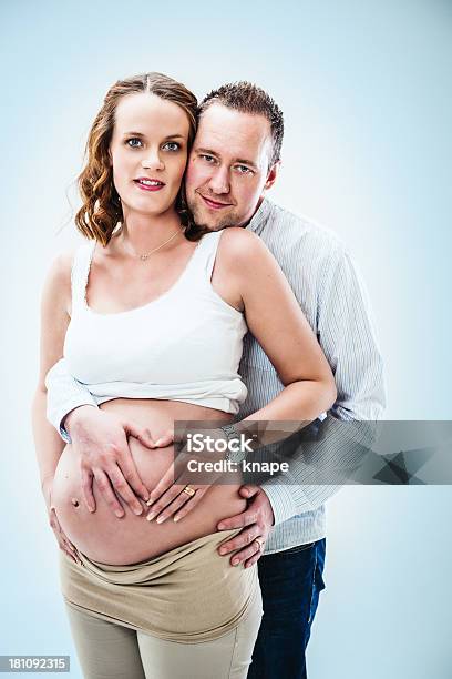 Mann Und Schwangere Frau Ihren Bauch Wächst Stockfoto und mehr Bilder von 30-34 Jahre - 30-34 Jahre, 6-11 Monate, Bauch