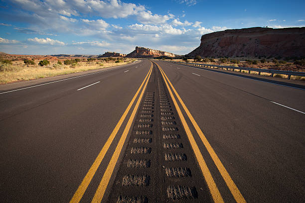 road trip paysages du sud-ouest - sonoran desert desert badlands mesa photos et images de collection