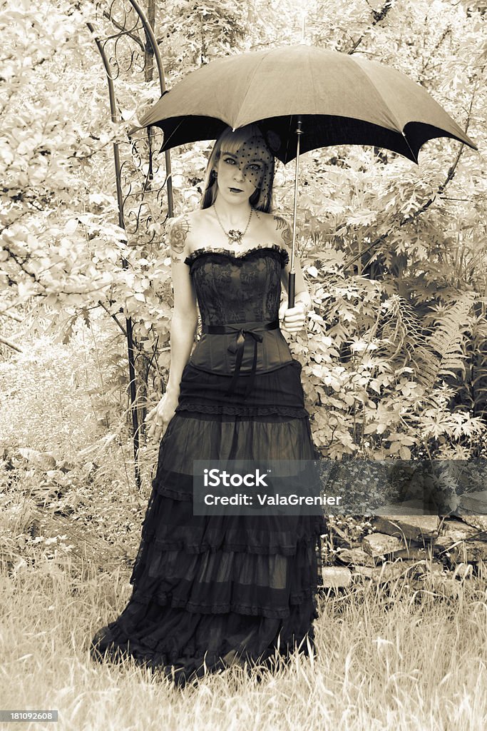 Sepia imagen de la mujer en el jardín retro usando vaya. - Foto de stock de 20 a 29 años libre de derechos