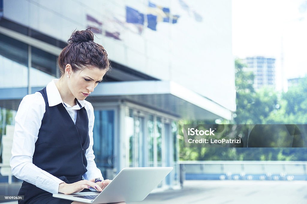 Geschäftsfrau außerhalb government office - Lizenzfrei Büro Stock-Foto