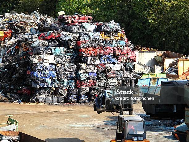 Autorecycling Stockfoto und mehr Bilder von Altmetall - Altmetall, Auto, Autofriedhof