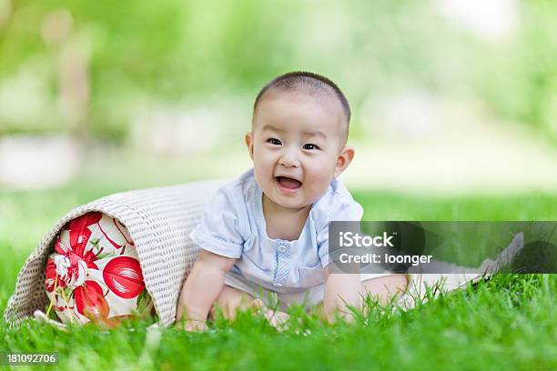 Asiatica Dolce Piccolo Bambino Seduto Su Prato - Fotografie stock e altre immagini di 0-11 Mesi - 0-11 Mesi, 2-5 Mesi, Ambientazione esterna