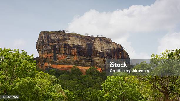 Leone Roccia Di Sigiriya - Fotografie stock e altre immagini di Parco nazionale di Yala - Parco nazionale di Yala, Sri Lanka, Albero