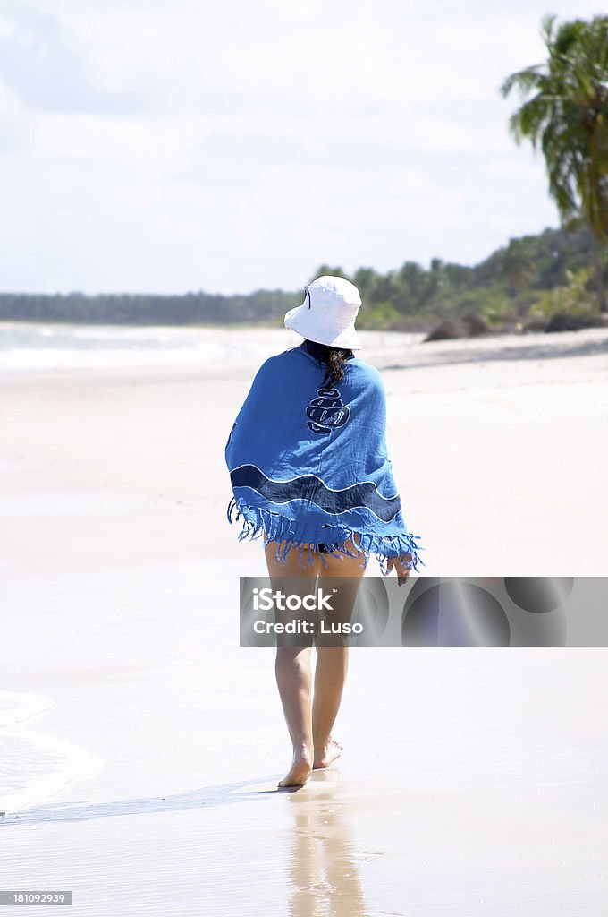 Fille marchant sur la plage (Brésil - Photo de Activité de loisirs libre de droits