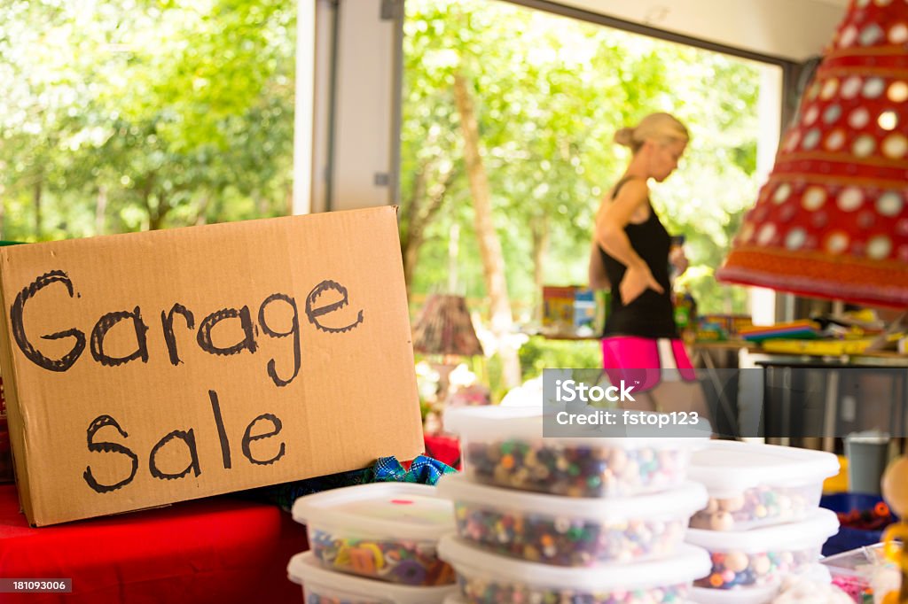 Consumismo: Mujeres adultas compras en una venta de garaje en los suburbios de la zona - Foto de stock de 40-44 años libre de derechos