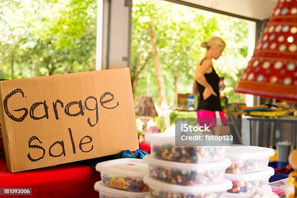 Consumismo Mujeres Adultas Compras En Una Venta De Garaje En Los Suburbios De La Zona Foto de stock y más banco de imágenes de 40-44 años