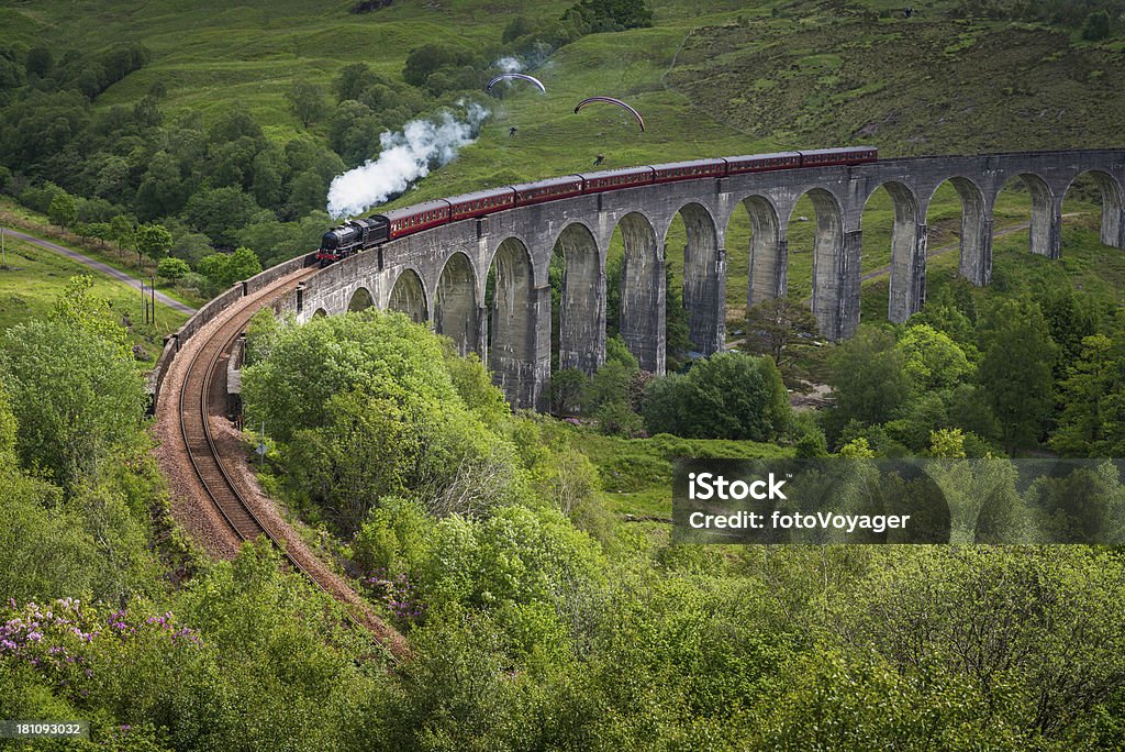 Zug mit Dampflokomotive-Viadukt bei Highland mountain glen Schottland - Lizenzfrei Glenfinnan Stock-Foto