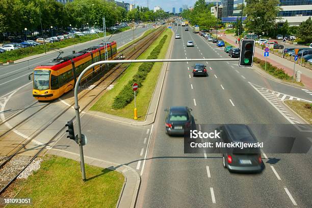 Luminous Im Grünen Ampel Und Autos Städtisches Motiv Stockfoto und mehr Bilder von Ampel