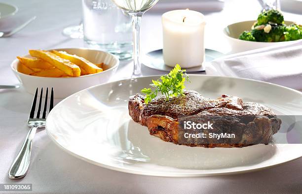 Bistecs De Carne De Res A La Parrilla Foto de stock y más banco de imágenes de Alimento - Alimento, Bistec, Brécol