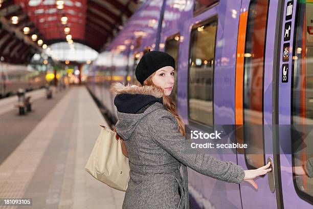 女性を引く鉄道 - 1人のストックフォトや画像を多数ご用意 - 1人, 30代の女性, つかまえる