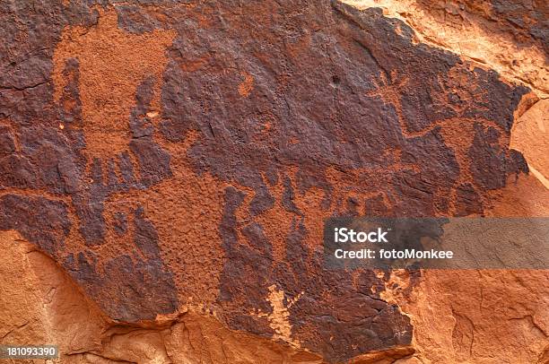 Foto de Fremont Arte Rupestre Antigos Petróglifos Moab Utah Eua e mais fotos de stock de Antropomórfico