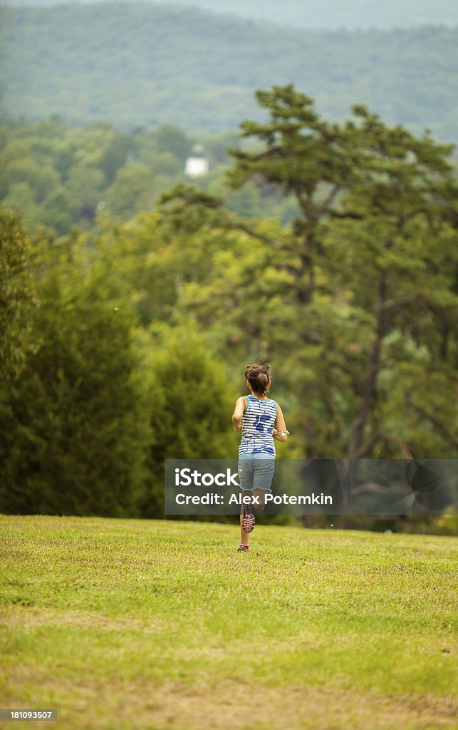 Dziewczynka bieganie w parku w letni. - Zbiór zdjęć royalty-free (10-11 lat)