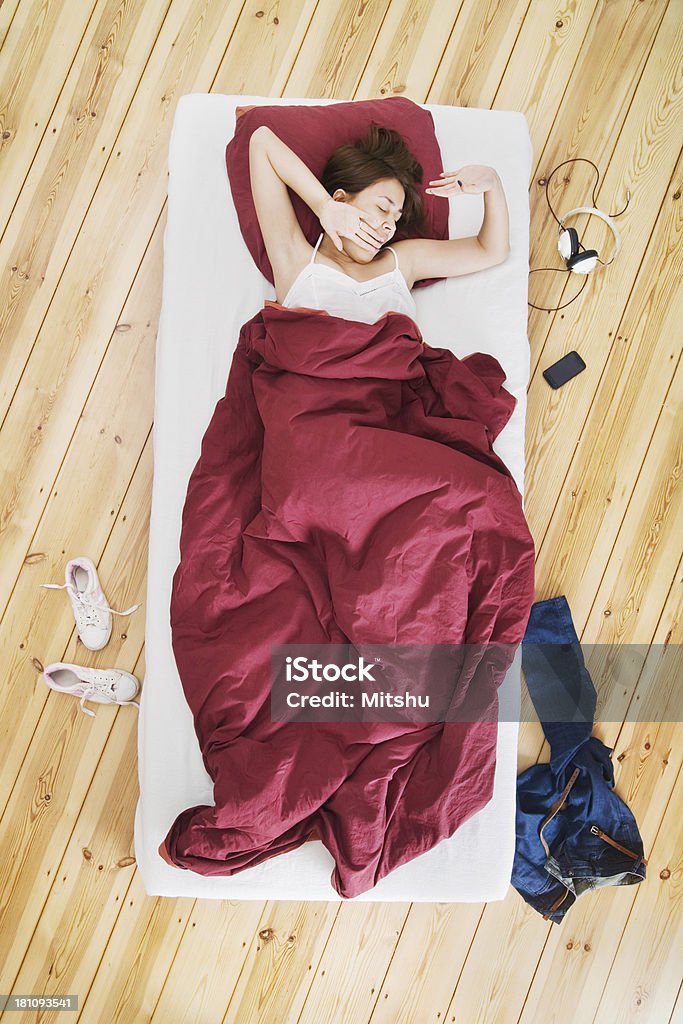 Svegliarsi nel letto singolo - Foto stock royalty-free di Dormire