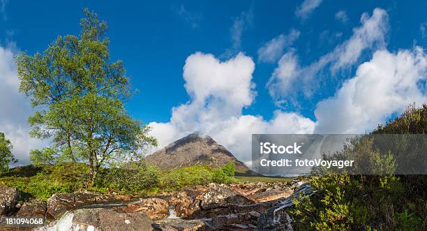 ハイランド自然の小川ドラマティックな山のピークグレンコースコットランド - イギリスのストックフォトや画像を多数ご用意 - イギリス, グランピアンズ, グランピアン地方