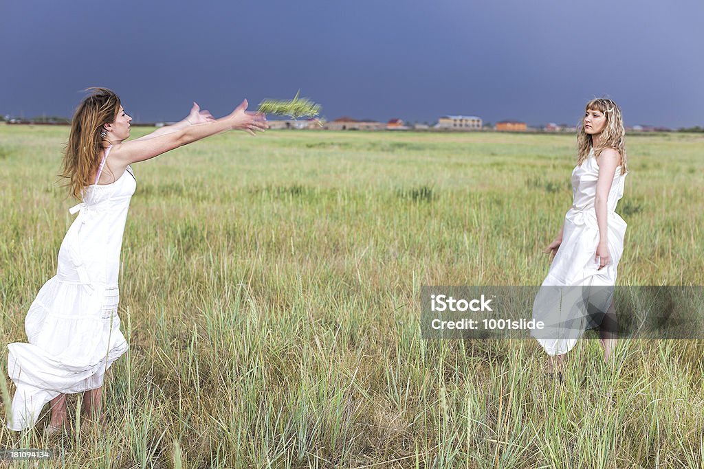 Espera para a chuva: De céu escuro - Royalty-free Adulto Foto de stock