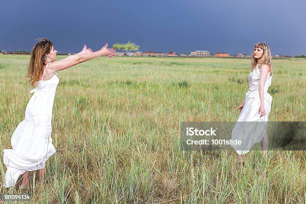 Espera Para A Chuva De Céu Escuro - Fotografias de stock e mais imagens de Adulto - Adulto, Aldeia, Amizade