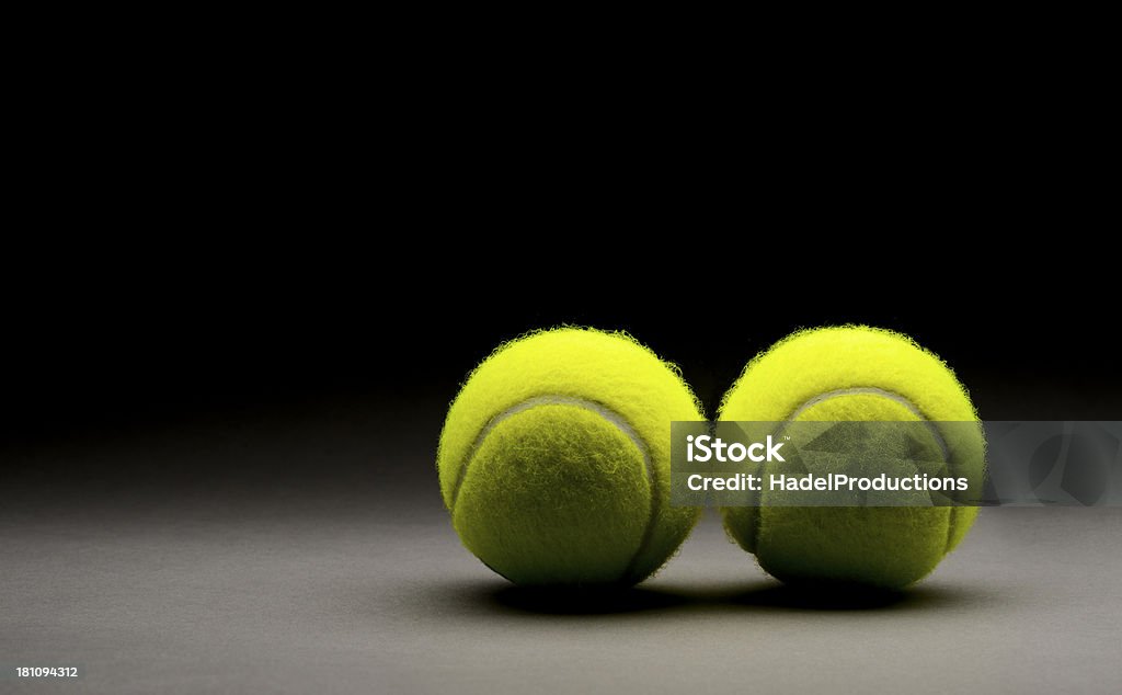 Piłki tenisowe na szary tło - Zbiór zdjęć royalty-free (Bez ludzi)