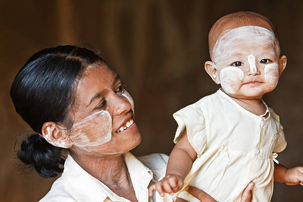 мама и дочь - bagan myanmar burmese culture family стоковые фото и изображения