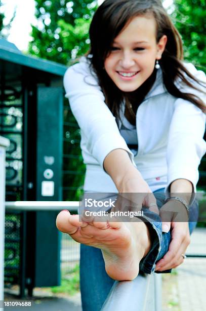 Ejercicio Al Aire Libre Foto de stock y más banco de imágenes de Chica adolescente - Chica adolescente, Planta del pie, 20 a 29 años