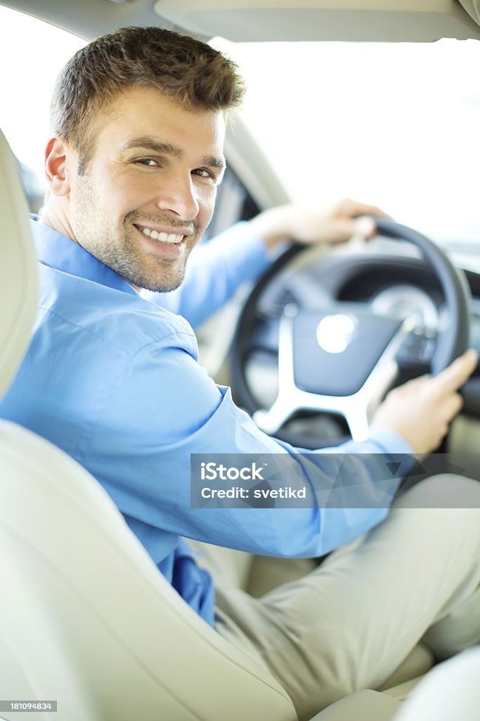 Homem bonito em um carro. - Foto de stock de 30 Anos royalty-free